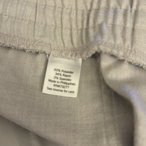Nine West comfy slacks with deep front pockets, pale gray, 27” inseam size large - Picture 7 of 7